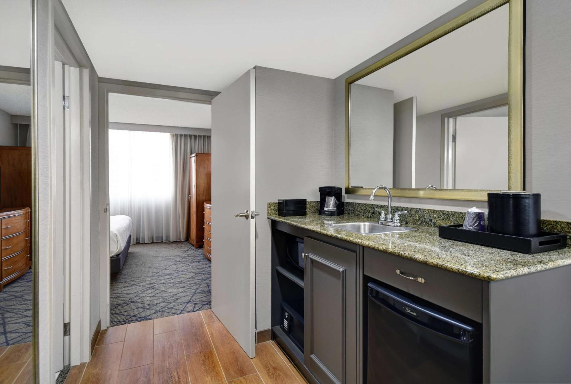 Embassy Suites By Hilton Detroit - Livonia/Novi מראה חיצוני תמונה